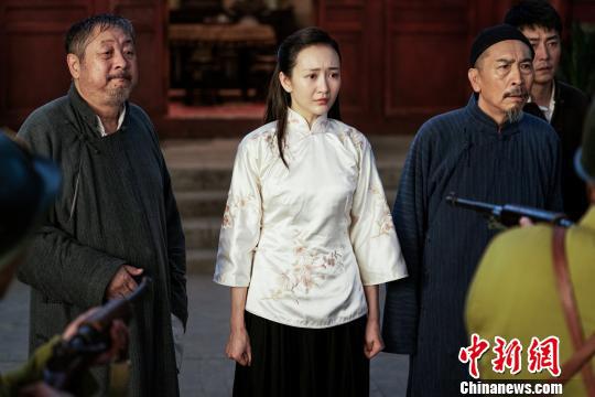 王鸥（图中）在《芝麻胡同》中饰演“北京大妞”牧春花。剧方供图。