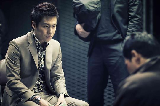 海报剧照剧情:电影《为了皇帝》是一部动作,犯罪体裁的电影,它以釜山