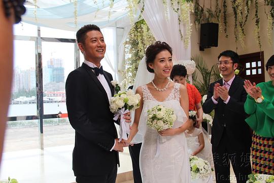 "辣妈潮爸"的80后小夫妻简单(高露饰演)和莫凡(任重饰演)成长的故事