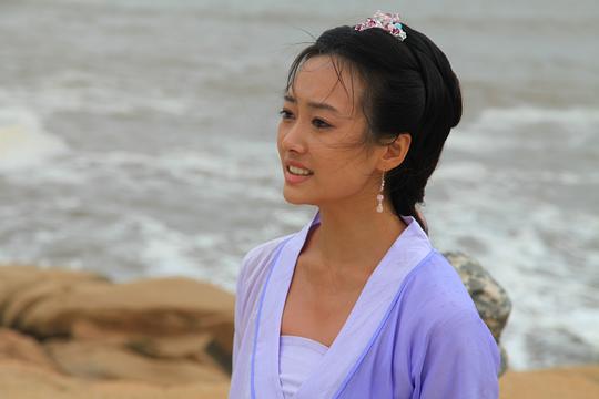 海报剧照剧情:唐朝,梅岑山秘色瓷艺人余秀为体弱多病的光王李怡烧制