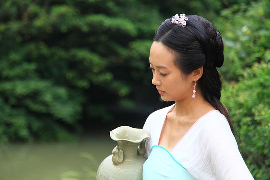 海报剧照剧情:唐朝,梅岑山秘色瓷艺人余秀为体弱多病的光王李怡烧制