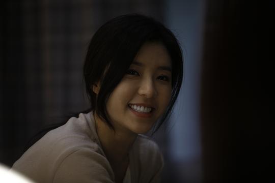 海报剧照剧情:大学时期,宋倩(朴韩星 饰)与娜娜(辛芷蕾 饰),羽菲