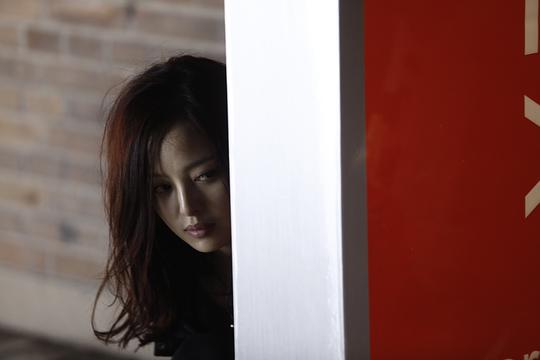 海报剧照剧情:大学时期,宋倩(朴韩星 饰)与娜娜(辛芷蕾 饰),羽菲