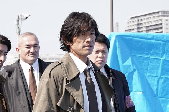 海报剧照剧情:龟梨在剧中饰演的则是比姬川年长的部下,巡查部长·菊田
