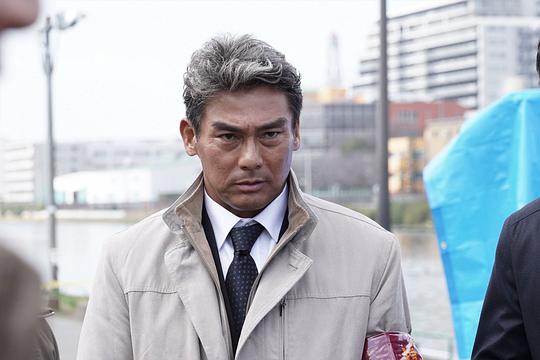 海报剧照剧情:龟梨在剧中饰演的则是比姬川年长的部下,巡查部长·菊田