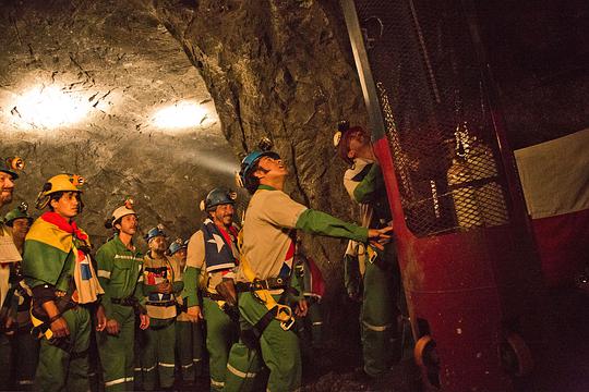 海报剧照剧情:影片改编自智利著名矿难事件,讲述33个男人在一场突如其