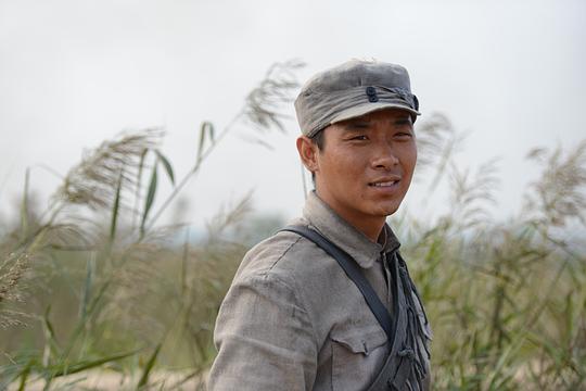 海报剧照剧情:1943年3月18日,新四军第3师第7旅第19团第4连82位勇士