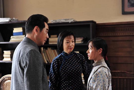 海报剧照剧情:邓颖超是我国近现代史上伟大的女性革命家.