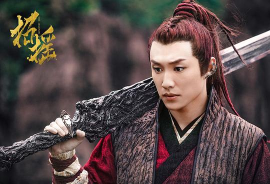 定妆照剧情:名震江湖的万戮门门主路招摇在夺取老魔王留下的万钧剑时