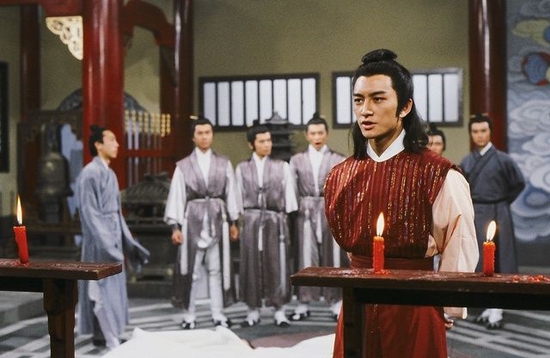 港剧《魔域桃源》里的慕容白，是吴启华的第一个影视角色