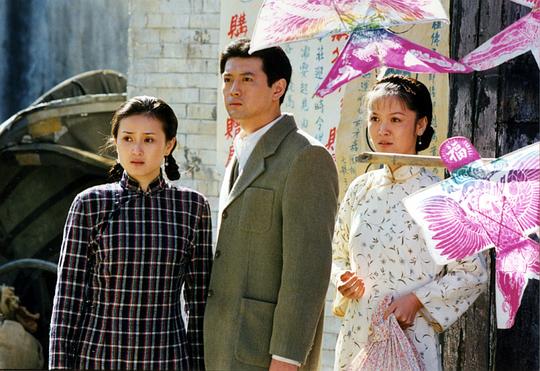 剧照剧情:以贾富贵和郑奉时这对一仆一主同父异母兄弟与二十世纪同行