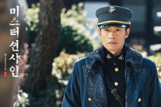 女主角高爱信则是凭借《小姐》横扫新人奖的金泰梨.