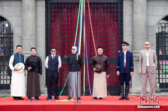 原料图:2015年,海南海口不益看澜湖华谊冯幼刚电影公社南洋街开街迎客。华谊兄弟董事长王中军,导演冯幼刚、管虎,演员吴亦凡等人亮相开街仪式 洪坚鹏 摄