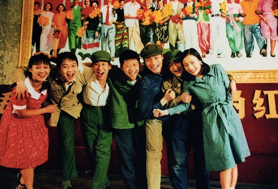 宁静（左一）出演姜文导演的电影《阳光灿烂的日子》