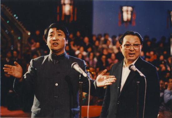 1987年，姜昆、唐杰忠表演《虎口遐想》。本文图片由受访者本人提供