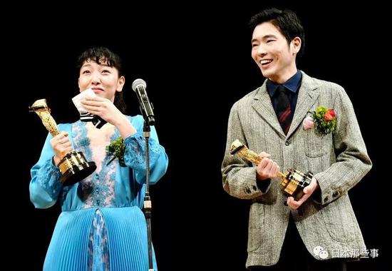 安藤樱与柄本佑夫妻档接连获奖可谓是强强联合