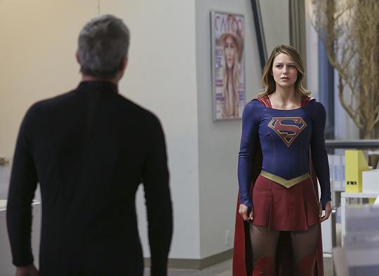 海报剧照剧情:cbs计划推出一部以女超人(supergirl)