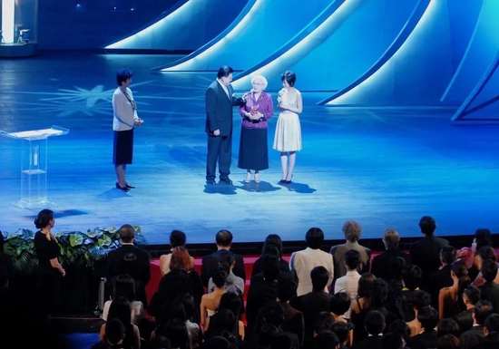 第11届上海国际电影节上，秦怡获颁“华语电影终身成就奖”