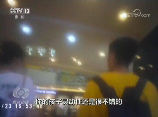 △自称是星探的黄衣外子正在和家长交谈