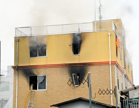 着火建筑(朝日新闻)