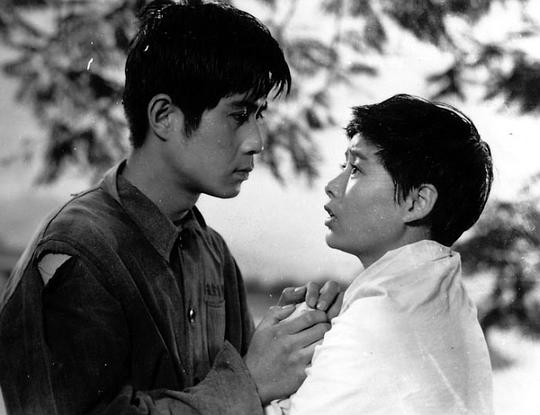 海报剧照剧情:僻静的小街上,双目失明的中年男子 ──夏缓步走来.