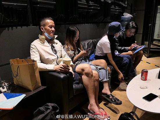 五条人新专辑录制 图片来源:五条人微博