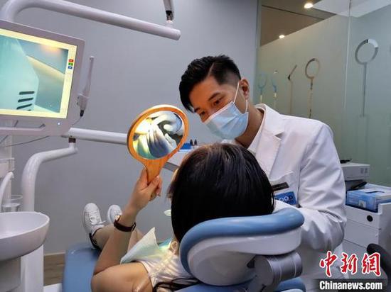 前台湾偶像歌手回应转行当牙医：喜欢现在的职业