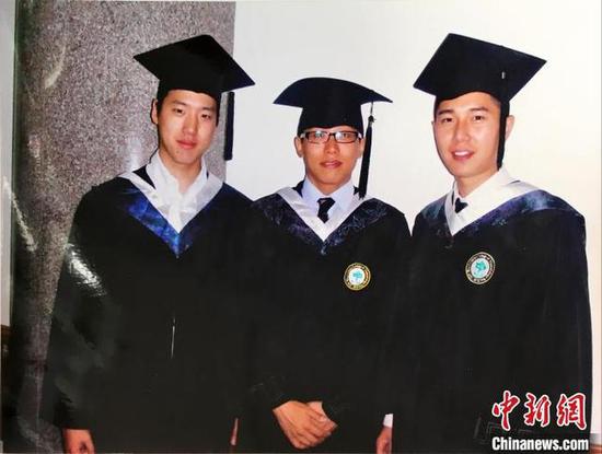 2011年，许君豪（右）从四川大学华西口腔医学院毕业。受访者供图