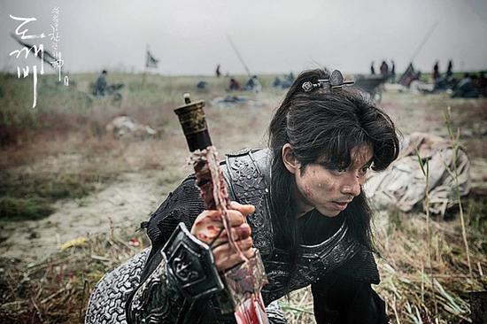 前两集,简单来说,就是孔刘大叔的鬼怪成长史,和女主金高银的鬼怪新娘