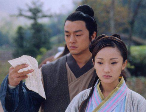 李亚鹏扮演郭靖是历版中最具争议的郭靖,憨厚纯朴,单纯木讷的郭大侠在