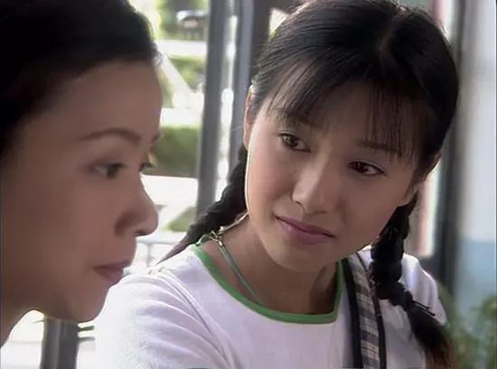 1998年她和李亚鹏主演的《将爱情进行到底》风靡大江南北,应该算是