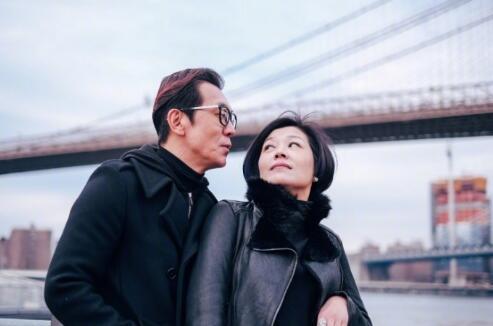 李咏老婆哈文晒一家人合影庆生女儿大长腿抢镜