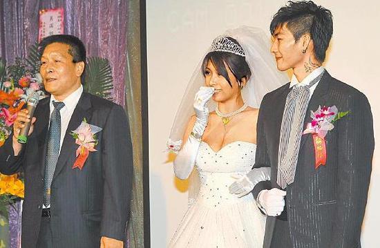 Amy结婚时，身为董事长的爸爸现身致辞