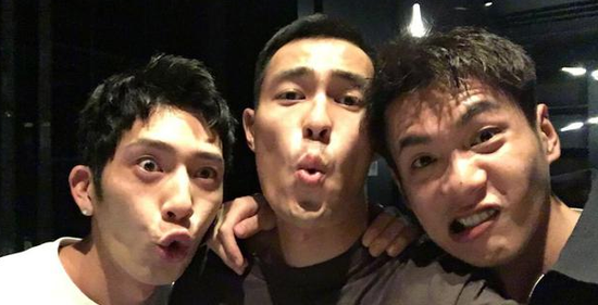 花少兄弟再聚杨佑宁张若昀合影瞪眼咧嘴搞怪