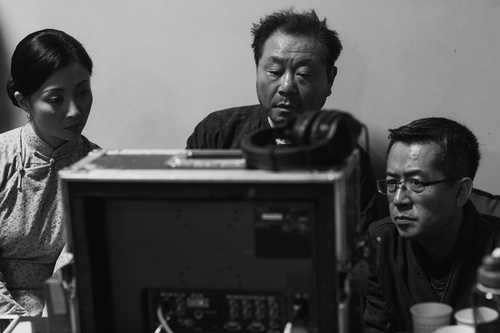 《不成问题的问题》现场工作照。左为殷桃，右为导演梅峰。