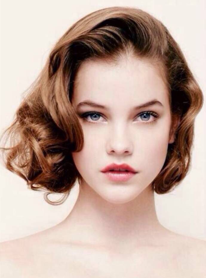 今儿,林仔就来介绍介绍这个娃娃脸超模戏剧性的模特之路.