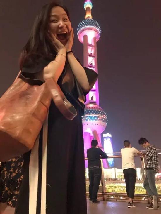 而这个他,就是金靖的男朋友姜钰,同为飞来即兴的演员兼编剧,在《今夜