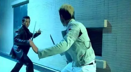 1995年吴京拍了人生第一部电影《功夫小子闯情关》,1998年他主演了