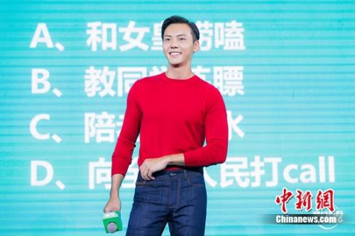 陈伟霆展现哥哥力.盼合作周迅