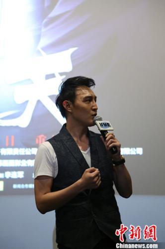 电影《七天》讲述了刘真君饰演的女刑警在追击李涛亮饰演的男匪徒时