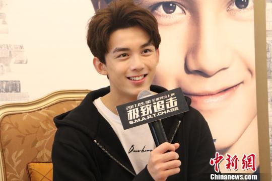 图为:演员吴磊接受媒体采访. 王启航 摄