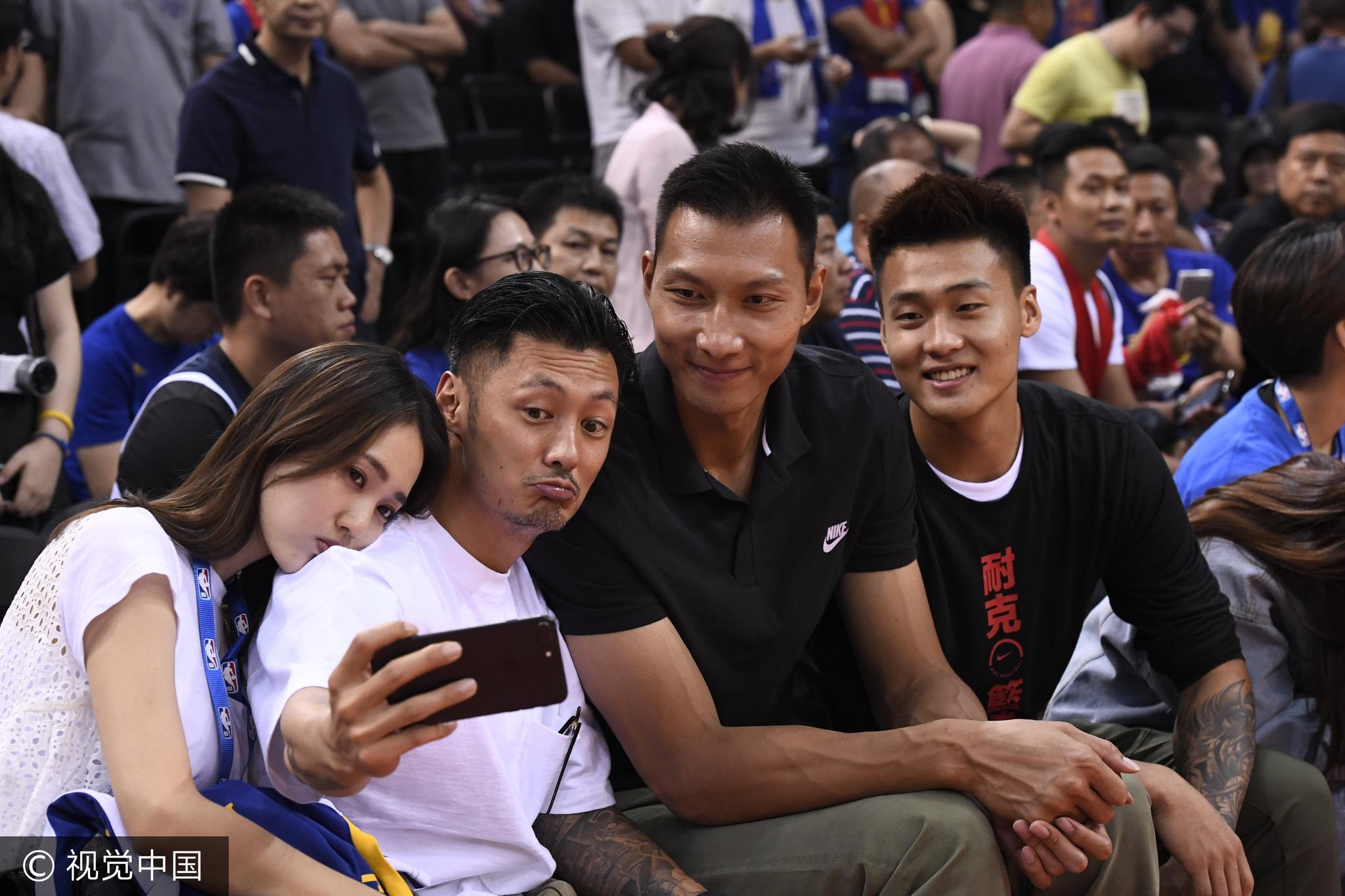 余文乐带着女友出席婚宴,被公开一张两人肩靠肩微笑的同框照,幸福模应