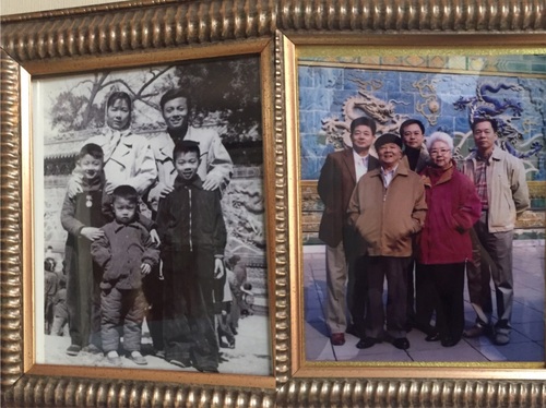 田华家中墙上的两张相隔40年的全家福照片。