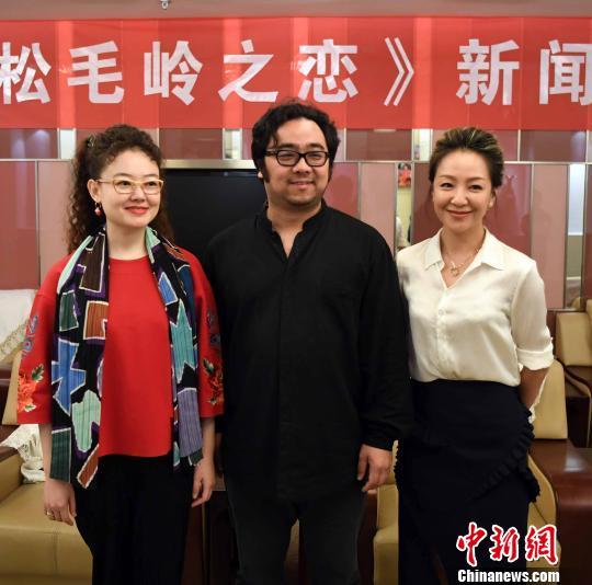 男中音歌唱家,福建省歌舞剧院院长孙砾(图中),导演靳苗苗(右),优秀