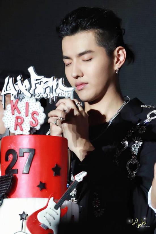 吴亦凡27岁生日许愿家人健康中国嘻哈不断突破