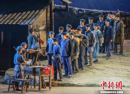 演出中,长汀中复村民众踊跃参加红军,随红九军团出发长征. 张平 摄