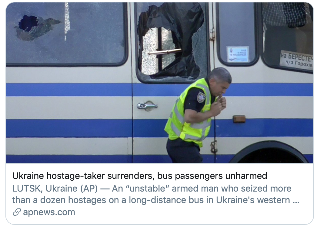 乌克兰挟持人质的人投降，大巴乘客未受伤。/美联社报道截图