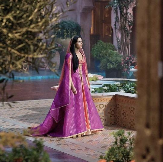 海报剧照剧情:本片是1992年经典迪士尼电影《阿拉丁》的真人翻拍版.