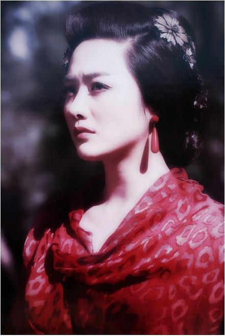 相关视频幕后花絮金铭在该剧中出演"天山童姥",在拍摄一场武戏时,她