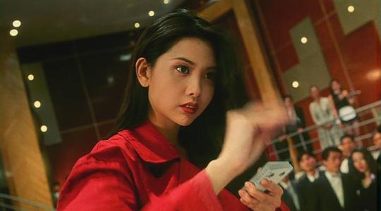 (周润发饰)自从血洗江湖后,无心恋战,遂携新妻温柔(张敏饰)隐居法国